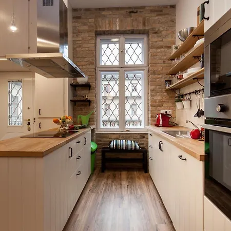 Annie's 3 Bed And 3 Bathroom Apartment