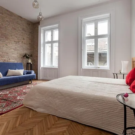 Annie's 3 Bed And 3 Bathroom Apartment Budapest