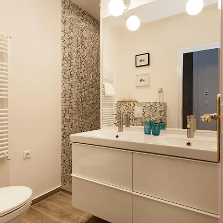 Annie's 3 Bed And 3 Bathroom Apartment