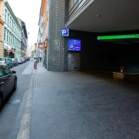 Annie's 3 Bed And 3 Bathroom Apartment Budapest
